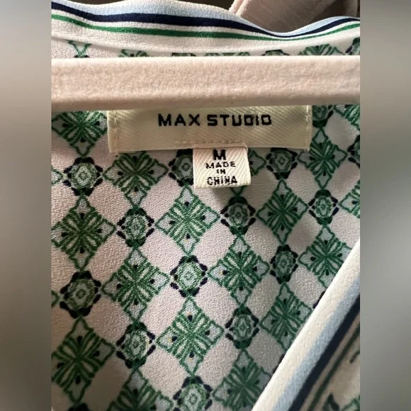 Light green top - Picture 3 of 3